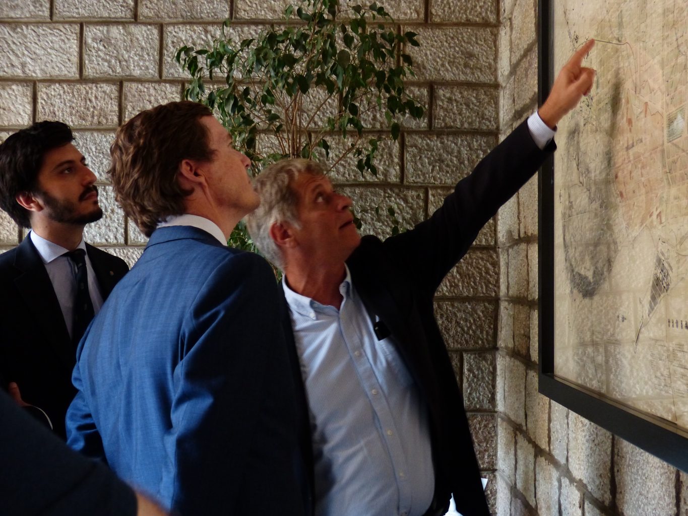 14-Visita Ayuntamiento-Alberto Fdz Díaz explicando