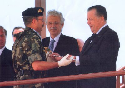 Don Carlos representa a S.M. El Rey Juan Carlos I de España en una entrega de diplomas militares en España