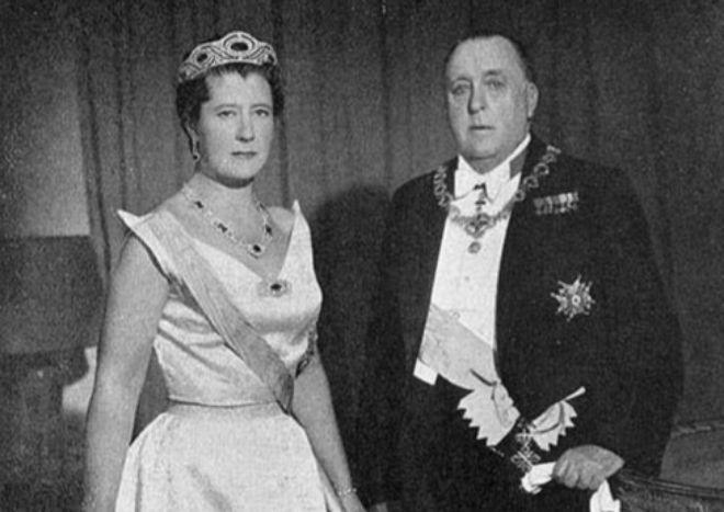 El Infante Don Alfonso de Borbón-Dos Sicilias, Duque de Calabria, LIII (XIX) Gran Maestre (1960 – 1964), con su esposa la Infanta Alicia, princesa de Parma