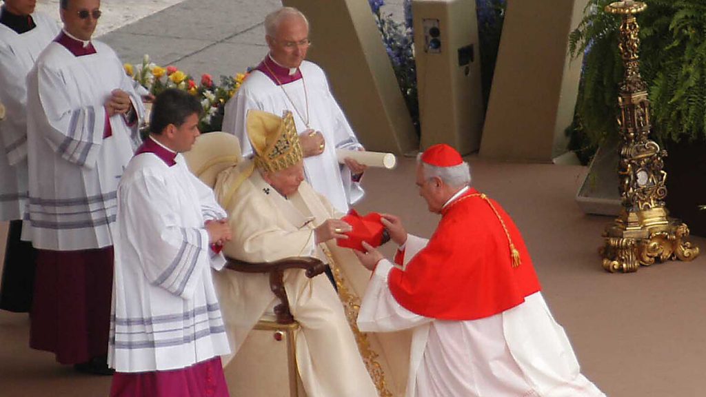 Monseñor Amigo Vallejo besa la mano de Juan Pablo II al recibir el capelo cardenalicio. Imagen: RUESGA BONO (Roma).jpg