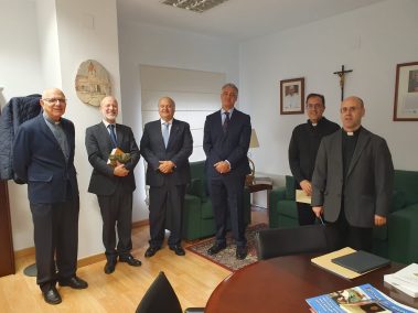 Ilmo. Sr. D. Francisco Maya Maya, Vicario General de la Archidiócesis; Presidente de la Comisión para el Reino de España, Delegado para Extremadura y Caballero de la Delegación; Rector del Seminario, e Ilmo. y Rvdo. Sr. Dr. D. Carlos Torres Muñoz, Secretario General Canciller de la Archidiócesis.