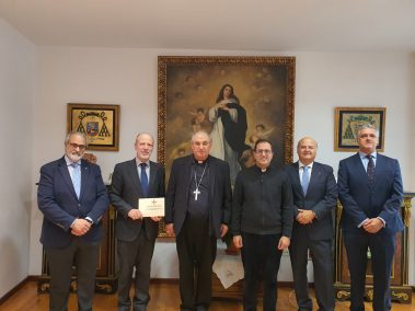 Ilmo. Sr. D. Felipe Benicio Albarrán Vargas-Zúñiga, Secretario de la Delegación de Extremadura; Excmo. Sr. Duque de Linares, Presidente de la Comisión para el Reino de España; Excmo. y Rvdmo. Mons. Celso Morga Iruzubieta, Arzobispo de Mérida-Badajoz; Ilmo. y Rvdo. Sr. D. José Juan López Zambrano, Rector del Seminario Metropolitano "San Atón", de Badajoz, y Vicario Episcopal; Excmo. Sr. D. Fernando de Vargas-Zúñiga y Mendoza, Delegado para Extremadura; e Ilmo. Sr. D. Luis Javier Albarrán Martín, Caballero de la Delegación de Extremadura.