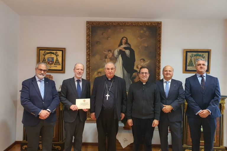 Ilmo. Sr. D. Felipe Benicio Albarrán Vargas-Zúñiga, Secretario de la Delegación de Extremadura; Excmo. Sr. Duque de Linares, Presidente de la Comisión para el Reino de España; Excmo. y Rvdmo. Mons. Celso Morga Iruzubieta, Arzobispo de Mérida-Badajoz; Ilmo. y Rvdo. Sr. D. José Juan López Zambrano, Rector del Seminario Metropolitano "San Atón", de Badajoz, y Vicario Episcopal; Excmo. Sr. D. Fernando de Vargas-Zúñiga y Mendoza, Delegado para Extremadura; e Ilmo. Sr. D. Luis Javier Albarrán Martín, Caballero de la Delegación de Extremadura.