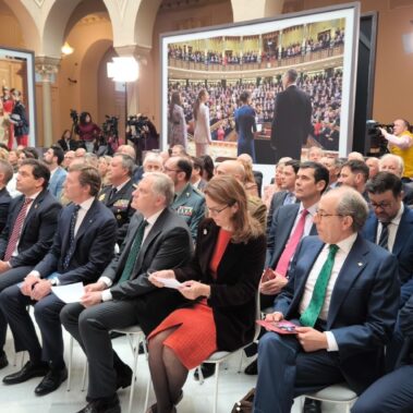 Autoridades y asistentes en el patio del Palacio de la Diputación de Ciudad Real