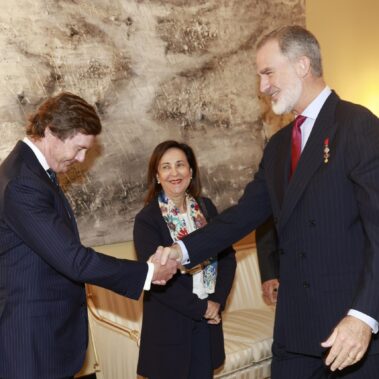 El Rey de España saluda a S.A.R. el Duque de Calabria