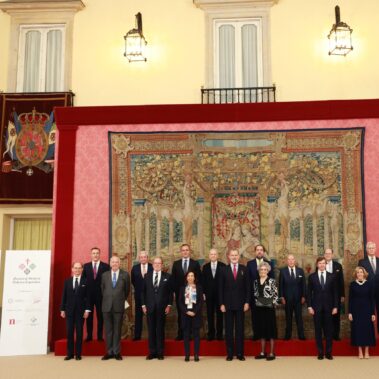 Su Majestad el Rey junto a la premiada, Carla Rahn Phillips, y los miembros del Real Consejo de las Órdenes Militares