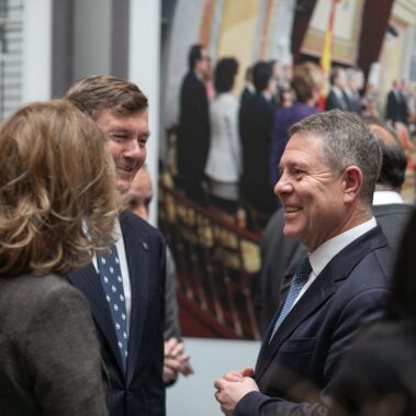 El Presidente de Castilla-La Mancha conversa con SS.AA.RR. Los Duques de Calabria