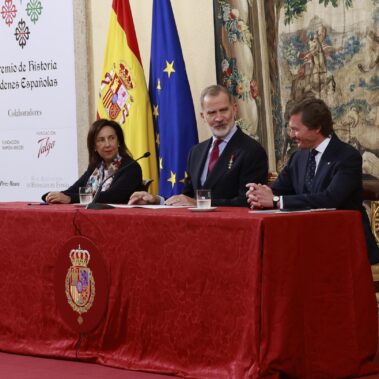 S.M. El Rey dirige unas palabras al Duque de Calabria, Carla Rahn Phillips tras recibir el galardón y a los asistentes