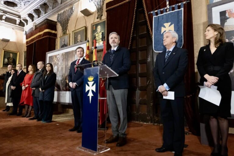 El presidente del Gobierno de Aragón acompañado por S.A.R. Don Pedro de Borbón-Dos Sicilias, el Teniente de Hermano Mayor de la Real Maestranza de Caballería de Zaragoza y la duquesa de Arcos, decana de la Diputación de la Grandeza y presidenta de la Fundación Cultural de la Nobleza Española © Gobierno de Aragón