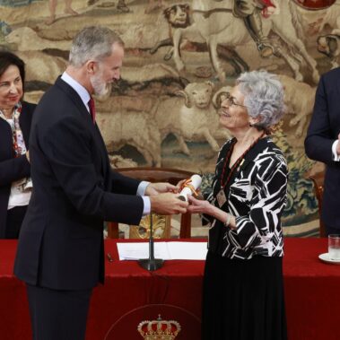 El Rey entrega la VI edición del Premio de Historia Órdenes Españolas a Carla Rahn Phillips